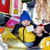 Mentre chiacchieriamo veniamo interrotti da una mamma che chiede al giostraio un giro per il suo piccolo Domenico. Il bimbo di appena 1 anno, aiutato dal pap�, sale quindi sull�aeroplanino, stringendo tra le mani il bigliettino del �Quartaland�, nome di fantasia dato dai giostrai alle proprie attrazioni